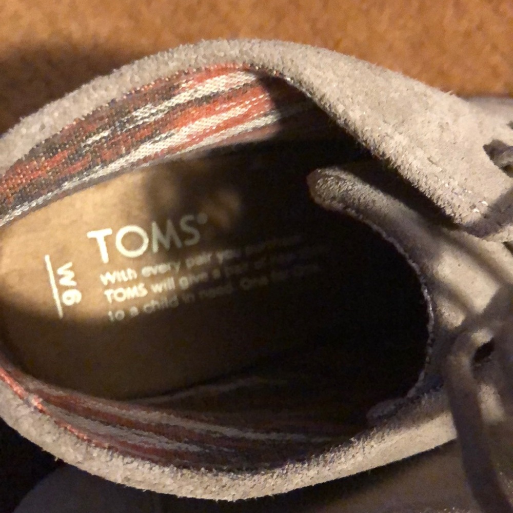 Cute pair of Toms suede wedges! - Picture 5 of 5